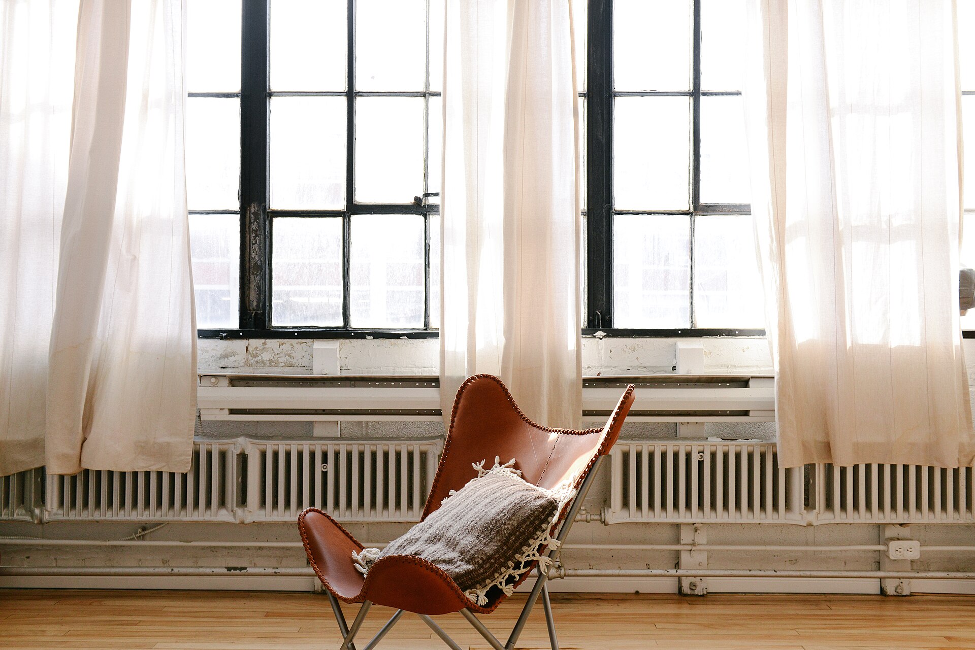 Sunlit living room with limewash walls and oak furniture